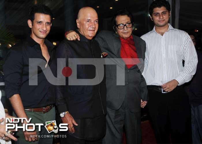 Sharman and Prem Chopra welcome veteran actor Manoj Kumar who arrived for the party with his son.