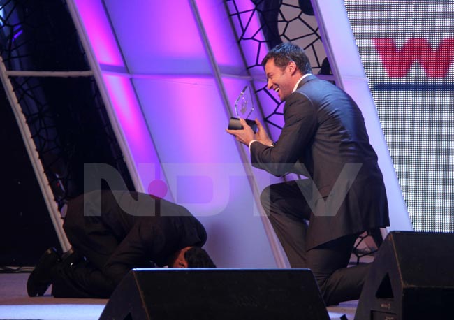 SRK, Hugh Jackman dance on stage