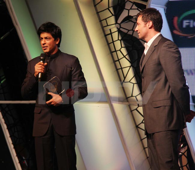 SRK, Hugh, Vidya dance on stage