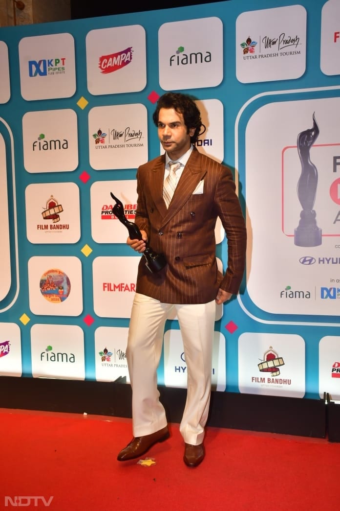 Rajkummar Rao greeted the lensmen like this. (Image Courtesy: Varinder Chawla)