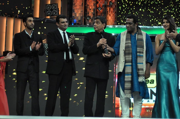 Inside Filmfare Awards: SRK, Anushka perform