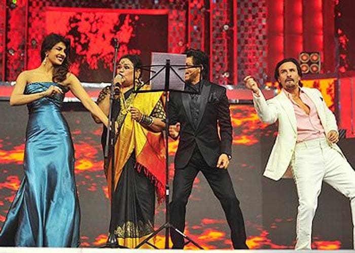 Inside Filmfare Awards: SRK, Anushka perform