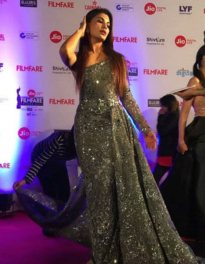 Filmfare Awards 2017: Alia Bhatt, Sonam Kapoor Dazzle On the Red Carpet