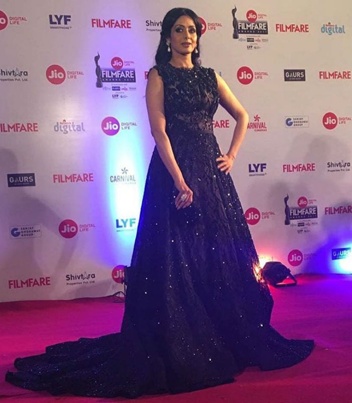 Filmfare Awards 2017: Alia Bhatt, Sonam Kapoor Dazzle On the Red Carpet