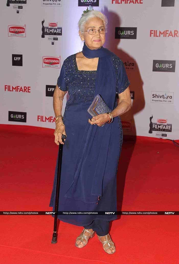 Filmfare Awards: Parineeti Dresses up For a Glam Night