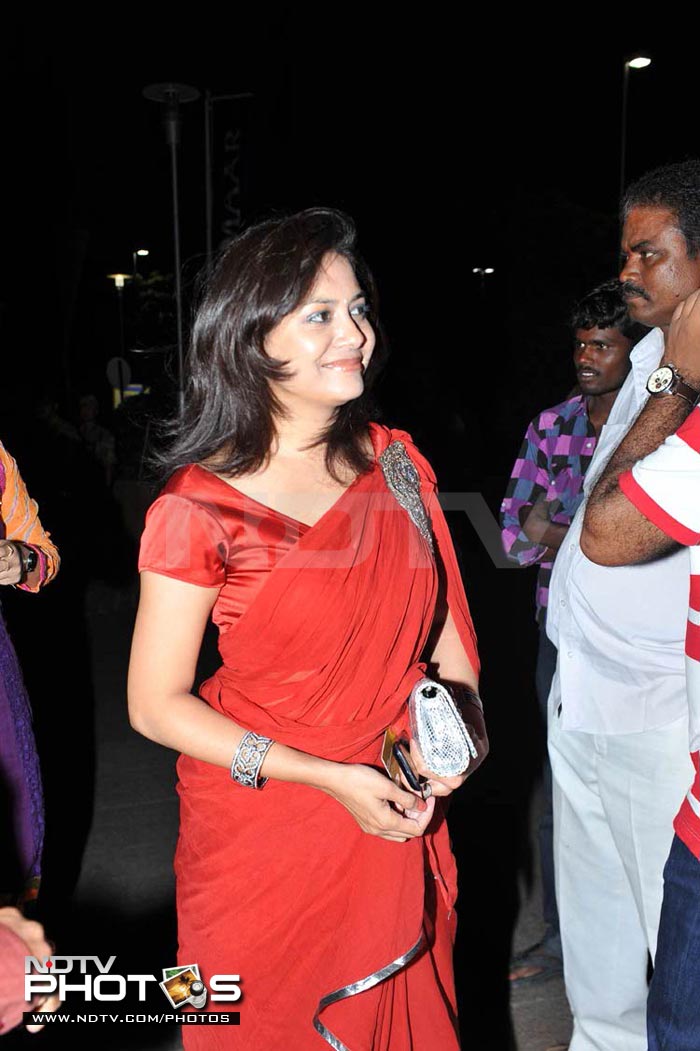 Singer Sunita came dressed in red.