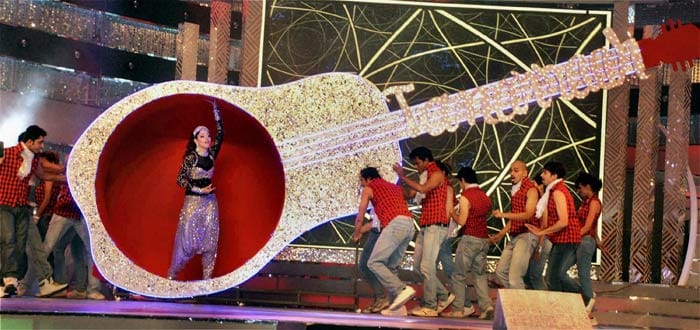 A shimmery Tamanna made her entry with the aid of a giant guitar.<br>
Coming up: celebrities walking in for an entertaining night!