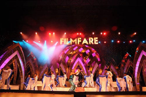 Actor Karthi gave a rocking performance at the Filmfare awards.
