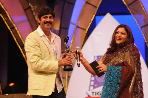 Actress Khushboo giving away the award.