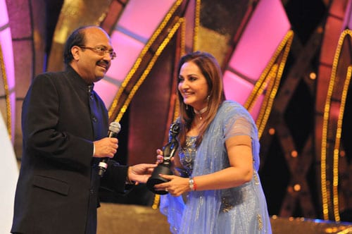 Actress Jayaprada received the Lifetime Achievement award by Samajwadi Party leader Amar Singh.