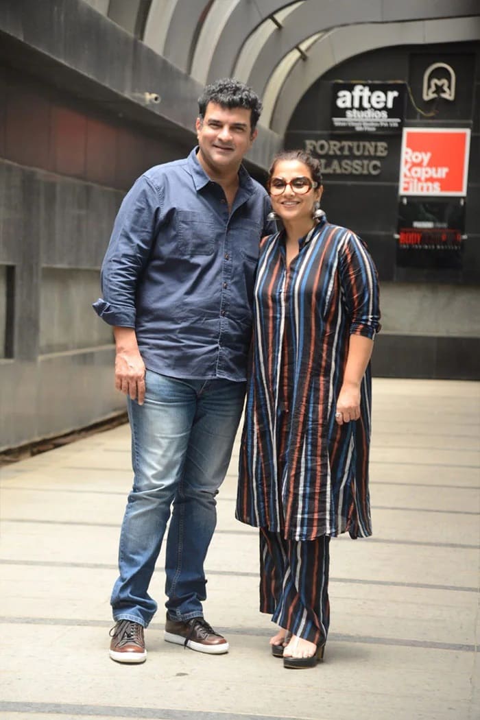 सिद्धार्थ रॉय कपूर अपने बर्थडे पर पत्नी विद्या बालन के साथ कैमरे के सामने पोज देते हुए.
