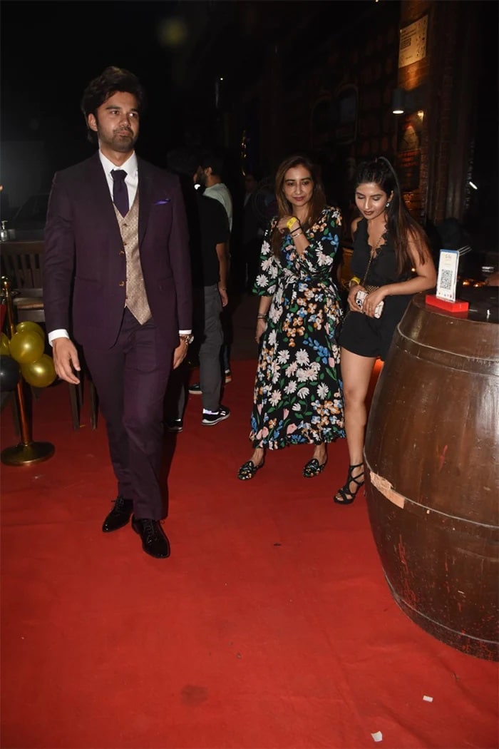 टीवी स्टार अविनाश मुखर्जी ने भी अपना जन्मदिन शहर के दूसरे हिस्से में मनाया.