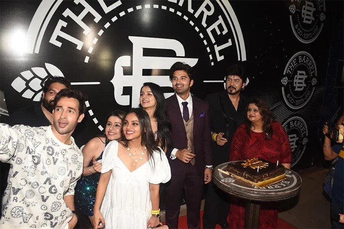 अविनाश ने अपने दोस्तों के साथ सेल्फी खिंचवाई.