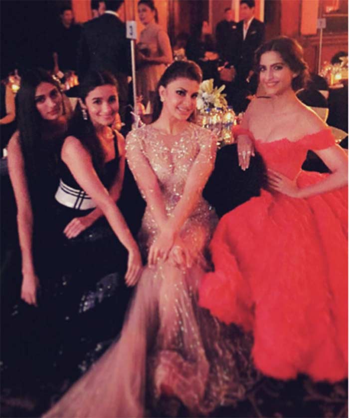 A Night of Filmy Fashion With SRK, Rekha, Sonam and Alia