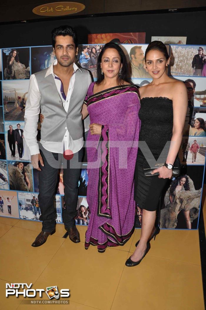 The leading ladies Hema Malini and daughter Esha pose with Arjan Bajwa.