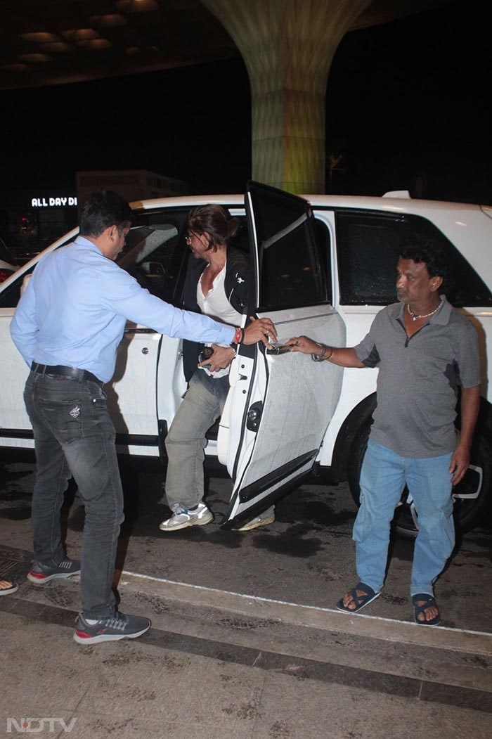 Shah Rukh Khan was spotted at the Mumbai airport. (Image Courtesy: Varinder Chawla)