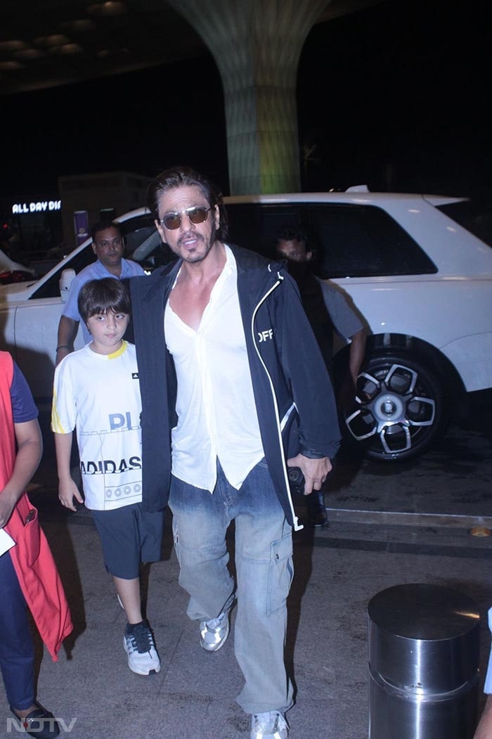 The father-son duo was clicked entering the airport. (Image Courtesy: Varinder Chawla)