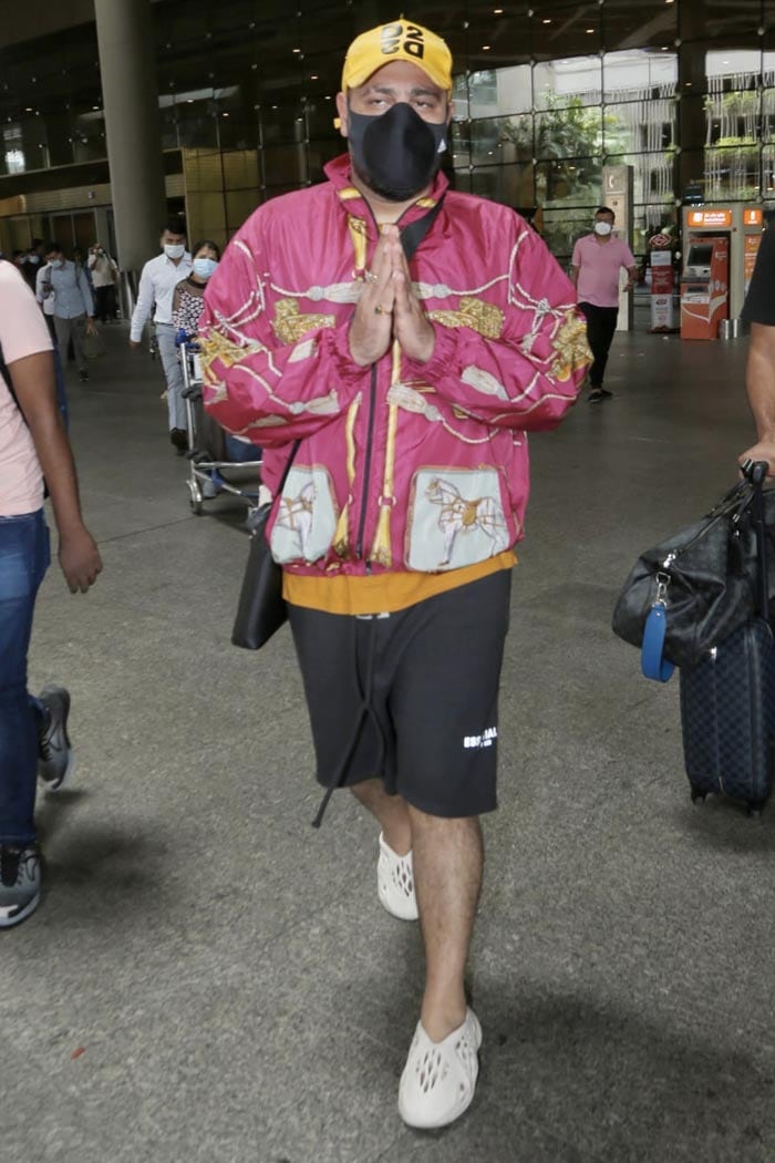 Rapper Badshah greeted the paparazzi at the airport with folded hands.
