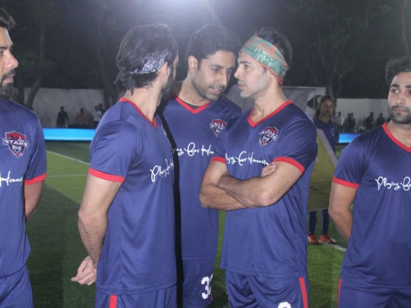 Photo : Abhishek Bachchan, Ishaan Khatter, Dino Morea Enjoy A Game Of Football