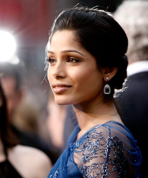 There was much anticipation about who would dress the rising star Frieda Pinto for the Oscar red carpet, the suspense is over.