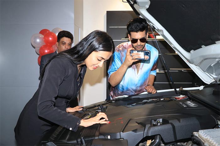 ejasswi Prakash's boyfriend and actor Karan Kunddra was also present when the Bigg Boss 15 winner bought the car and was seen clicking her photos
