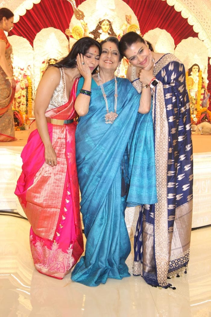 Kajol happily posed with mom Tanuja and sister Tanishaa.