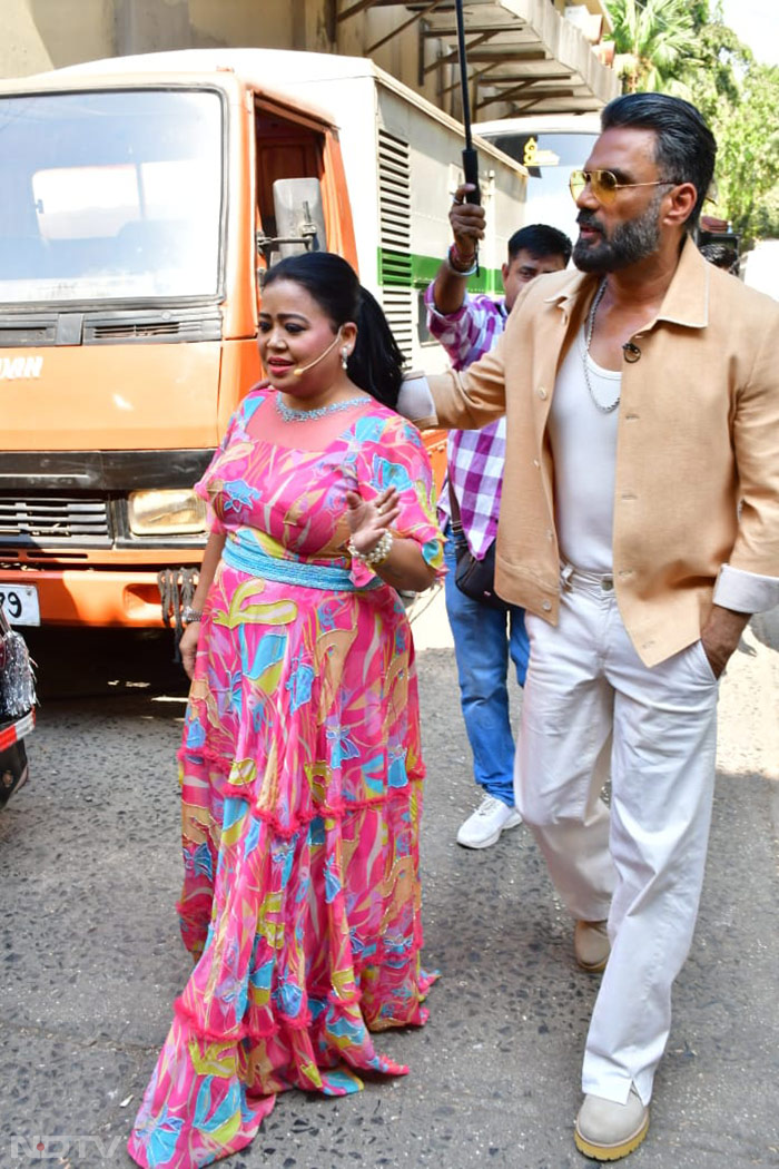 Just Suniel Shetty and Bharti Singh greeted each other on the sets. (Image courtesy-Varinder Chawla)