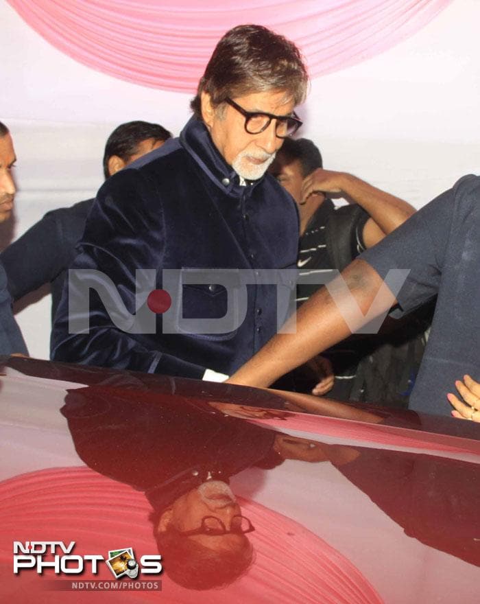 Superstar Amitabh Bachchan inaugurated a clinic in Mumbai on June 15. 
 
He looked handsome in a blue velvet jacket.