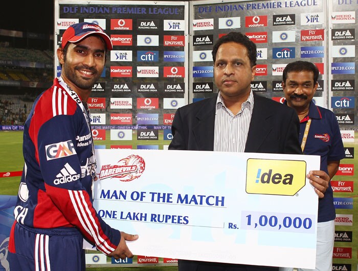 Dinesh Karthik of the Delhi Daredevils with the Man of the Match award after the IPL match against the Rajasthan Royals played at Feroz Shah Kotla Stadium in Delhi. (Getty Photo)