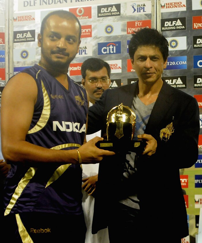 Murali Kartik receives the man of the match trophy from Shahrukh Khan   during the 2010 DLF Indian Premier League T20 group stage match between Kolkata Knight Riders and Mumbai Indians played at Eden Gardens on April 19, 2010 in Kolkata, India.  (Photo by Pal Pillai-IPL 2010/IPL via Getty Images)