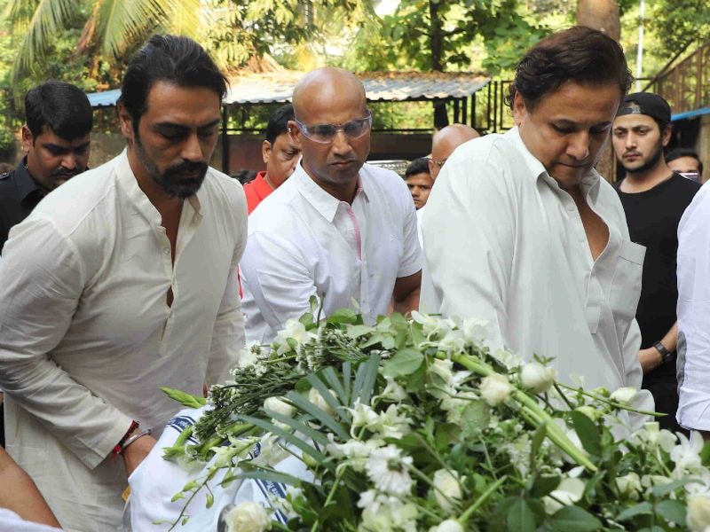 Photo : Arjun Rampal's Mother Gwen Rampal's Funeral Attended By Friends And Family