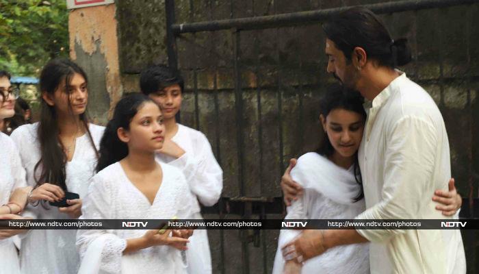 Arjun Rampal\'s Mother Gwen Rampal\'s Funeral Attended By Friends And Family