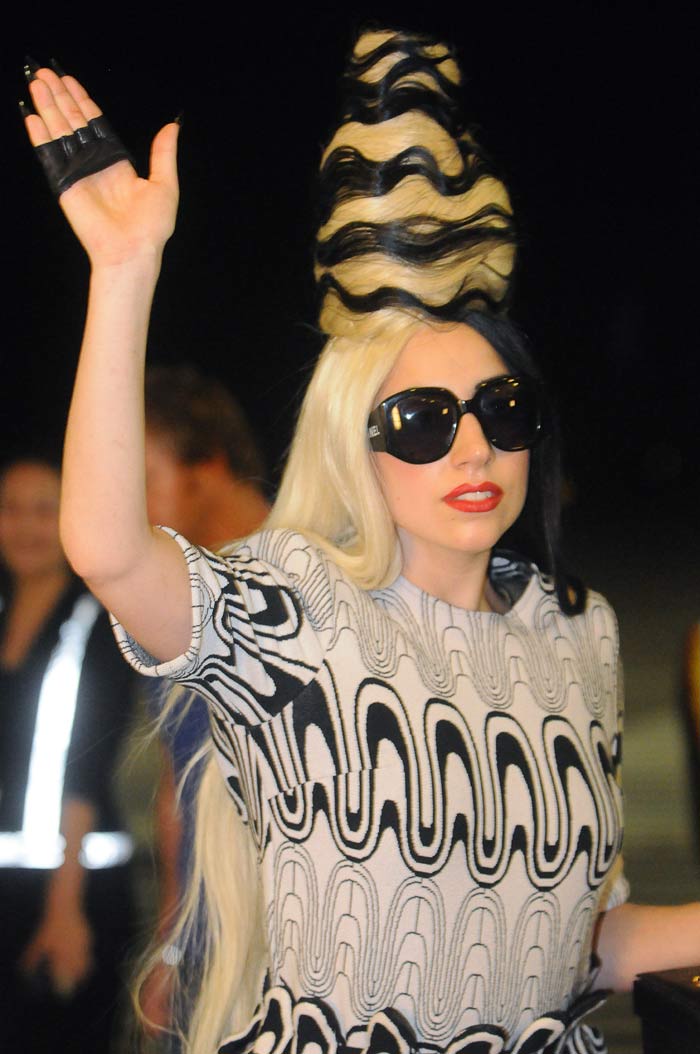 Lady Gaga waves to journalists while arriving at the Taoyuan Airport on July 1, 2011.