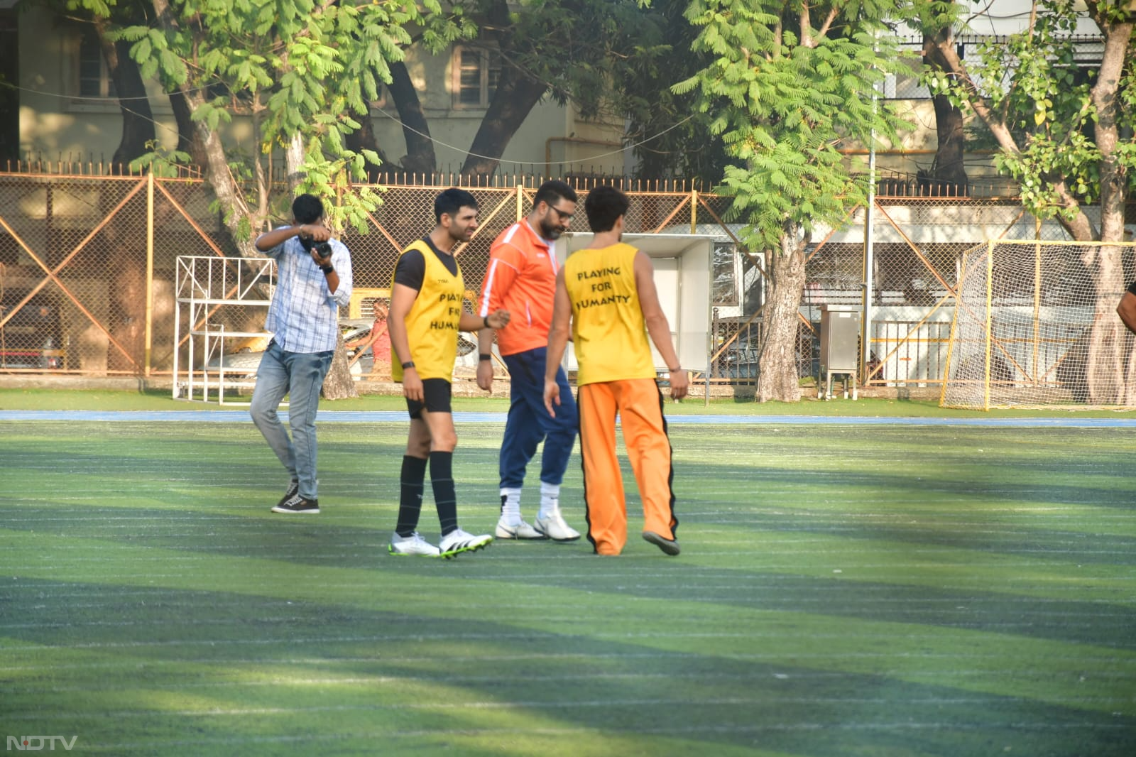 Abhishek Bachchan and Kartik Aaryan pictured during the match. (Image courtesy: Varinder Chawla)