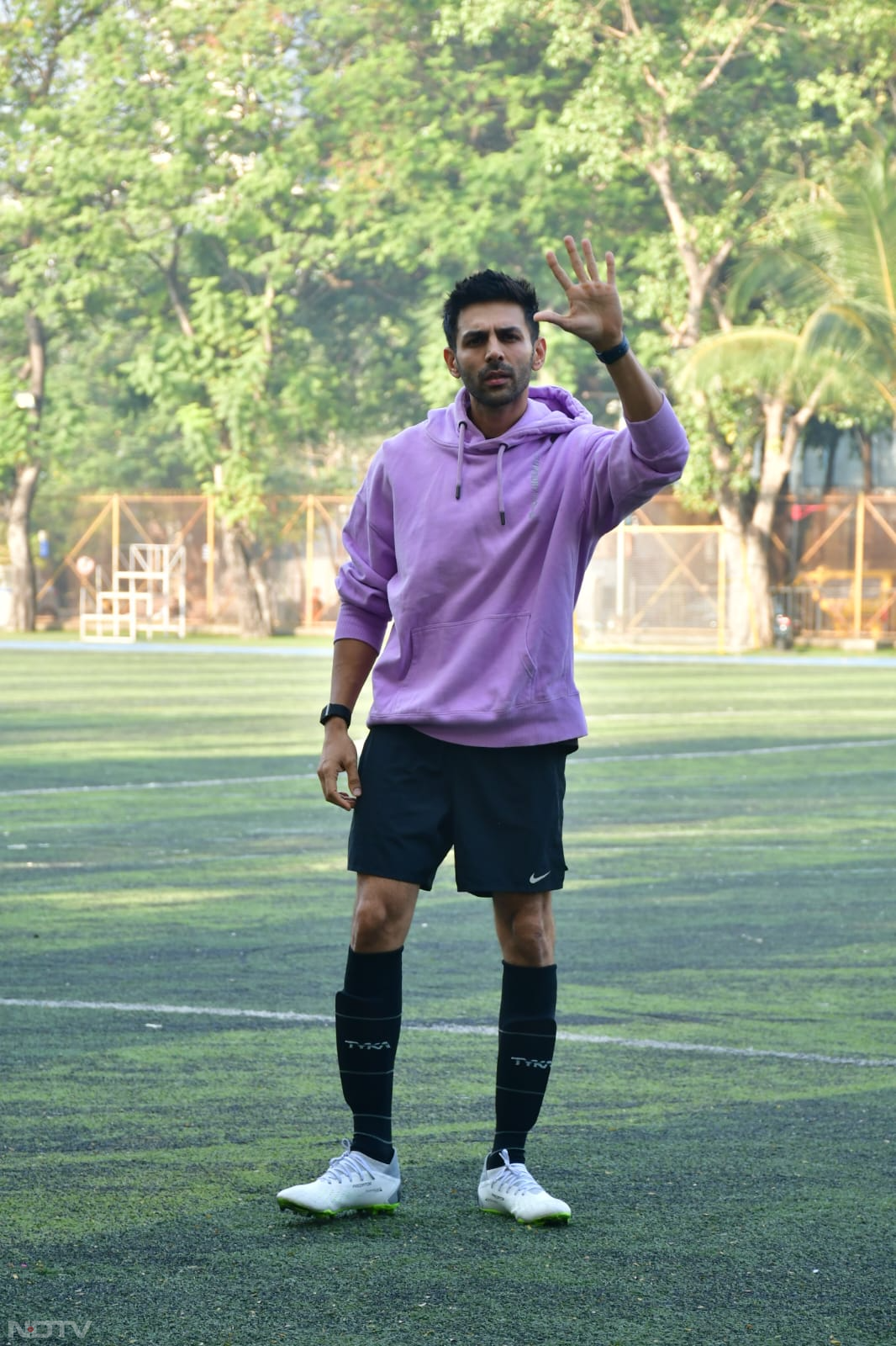 Kartik Aaryan waved at the cameras. (Image courtesy: Varinder Chawla)