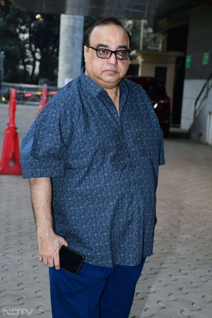 'गांधी गोडसे एक युद्ध' के डायरेक्टर राजकुमार संतोषी कैमरे के सामने पोज देते हुए.