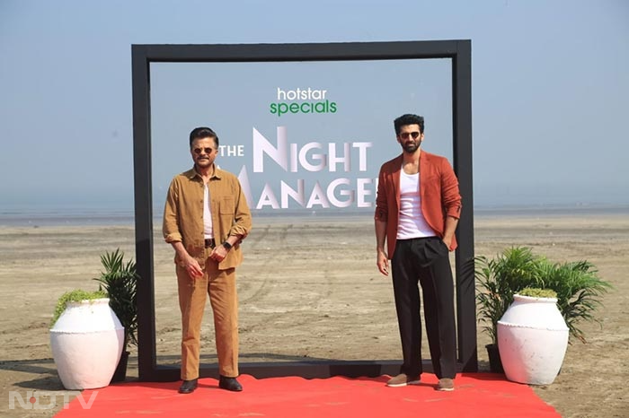 'द नाइट मैनेजर' ट्रेलर लॉन्च इवेंट के दौरान आदित्य रॉय कपूर और अनिल कपूर कैमरे के सामने पोज देते हुए.