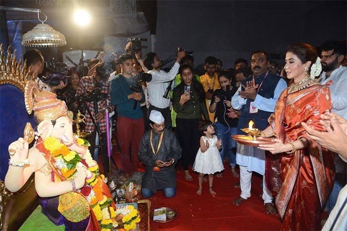 Ganesh Chaturthi 2022: गणपति बप्पा के दर्शन करती नज़र आईं उर्मिला मातोंडकर और तेजस्वी प्रकाश