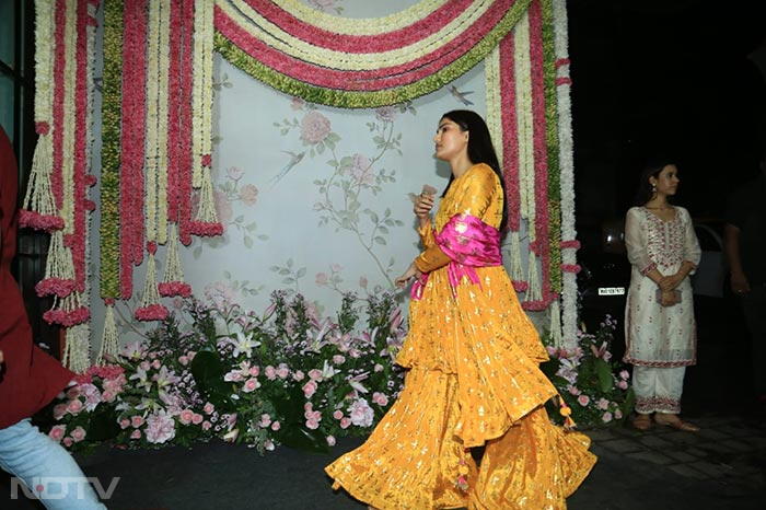 Ganesh Chaturthi: Mrunal Thakur And Sara Ali Khan\'s Festive Fashion