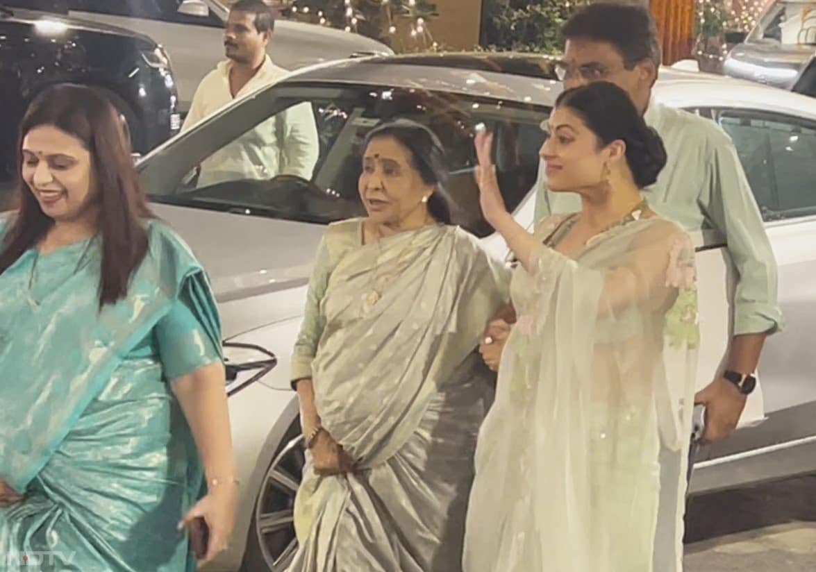 Asha Bhosle was spotted outside the venue. (Image courtesy: Varinder Chawla)