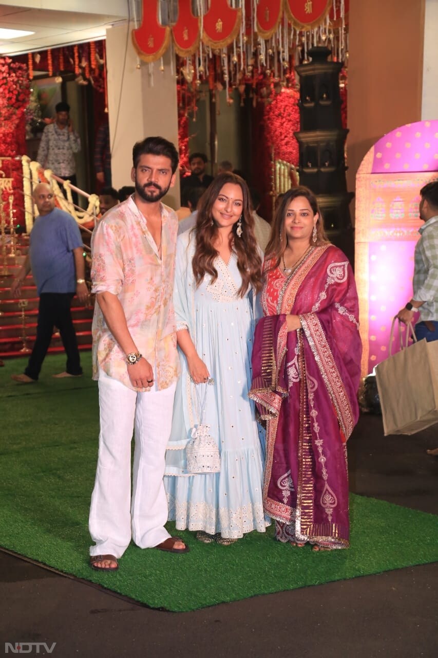 Sonakshi Sinha and Zaheer Iqbal were also pictured at the venue. (Image courtesy: Varinder Chawla)