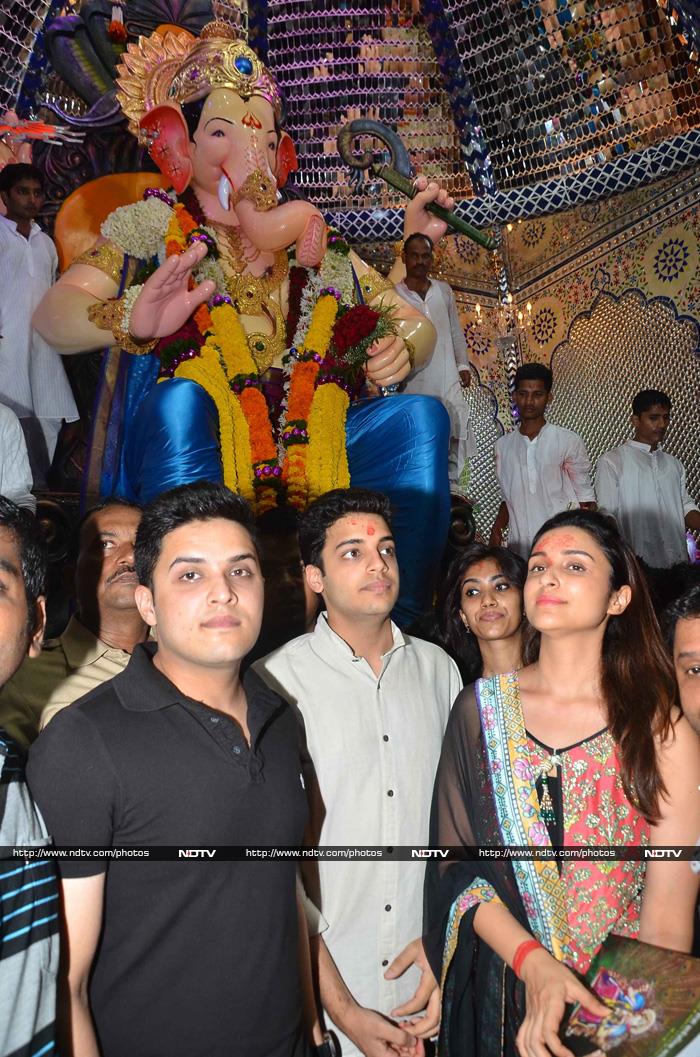 But Parineeti was not alone. Her brothers Saraj and Shivang were by her side.