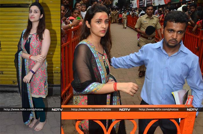 Parineeti was dressed simply in traditional attire and walked up to the idol barefoot.