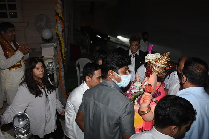 For the <i>visarjan</i>, Ekta Kapoor wore a white <I>kurta</i> while Jeetendra opted for a black and white traditional outfit.
