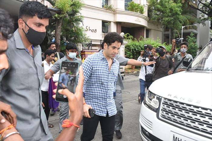 Tusshar Kapoor was pictured in a blue-and-white plaid shirt during the visarjan ceremony.