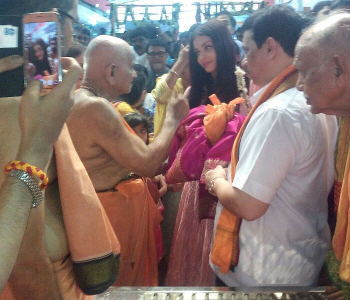 Aishwarya and Aaradhya were seen seeking blessings of Lord Ganesha.