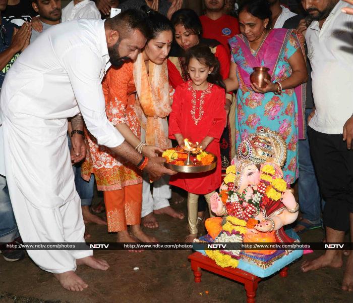 Sanjay Dutt and Maanyata performed the Ganpati <i>aarti</i> together before the immersion of the Ganesha idol in the sea.