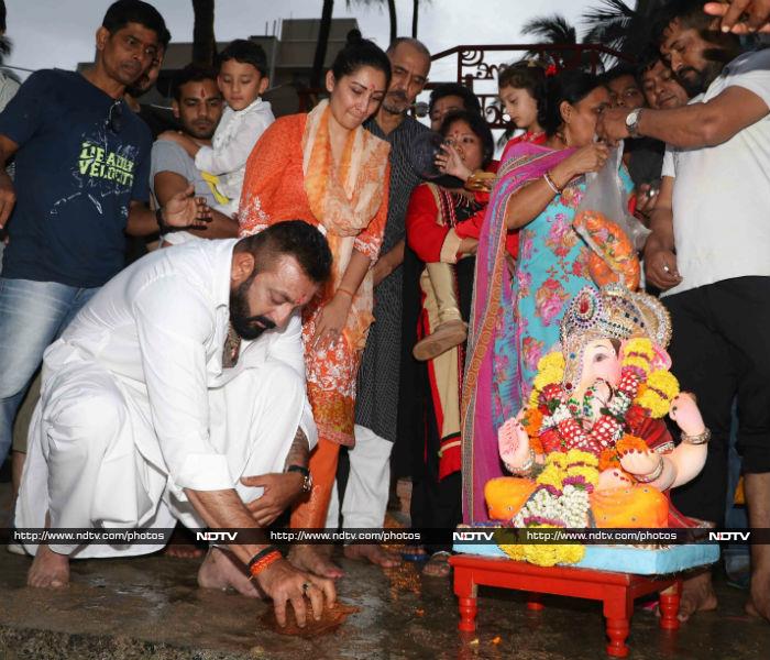 Sanjay Dutt, who was dressed in white <i>kurta pyjama</i>, was seen offering coconut to Bappa.