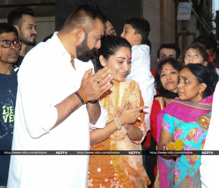 Sanjay Dutt, whose awaiting the release of his film <i>Bhoomi</i>, was  seen interacting with the fans along with Maanyata.