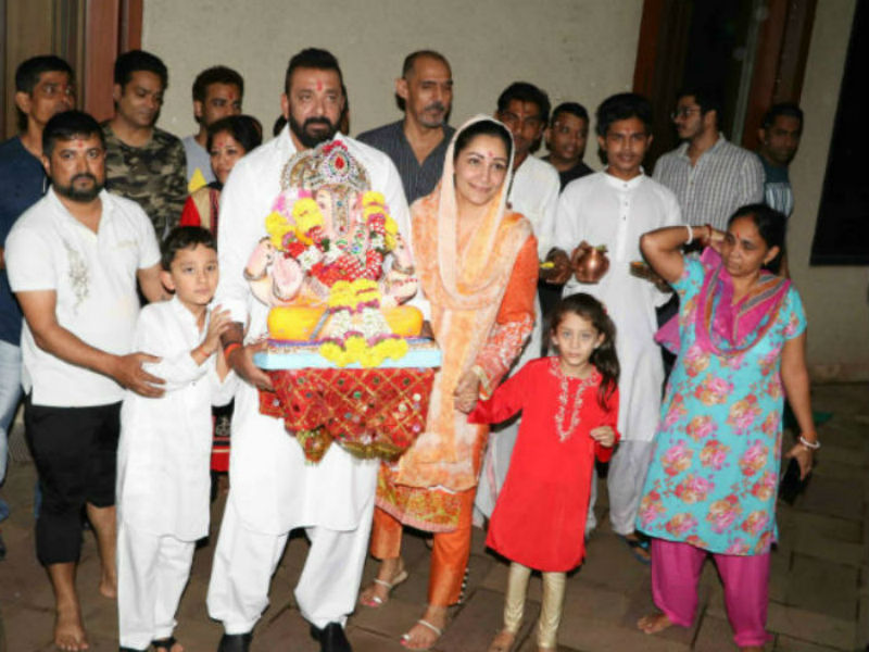 धूमधाम से संजय दत्त ने किया बप्पा का विसर्जन, देखें Photos